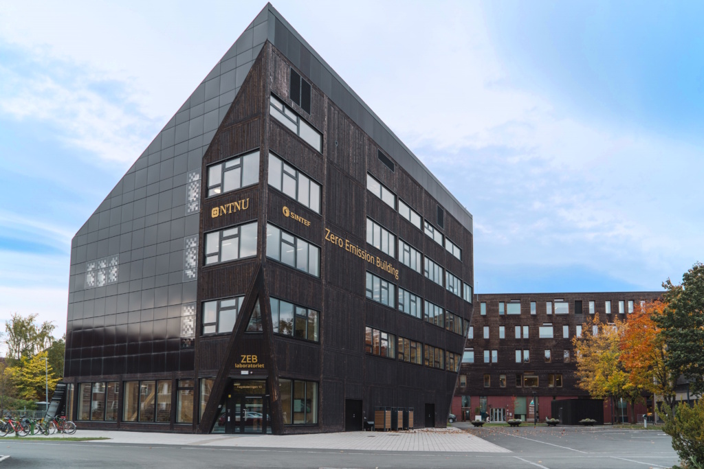 The ZEB laboratory operated by NTNU and SINTEF in Trondheim. Energy from the laboratory’s solar panels is stored as heat in a so-called bio-battery. This energy is then used to heat the building when the weather is cold and the sun isn’t shining.